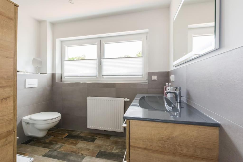 5 Sterne-Ferienhaus Eisvogel Am See Mit Sauna Und Kamin Krakow am See Exterior foto